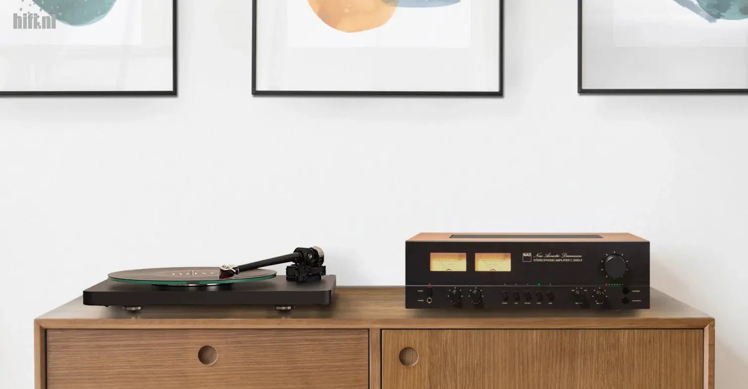 Platenspeler en versterker op een houten kast.