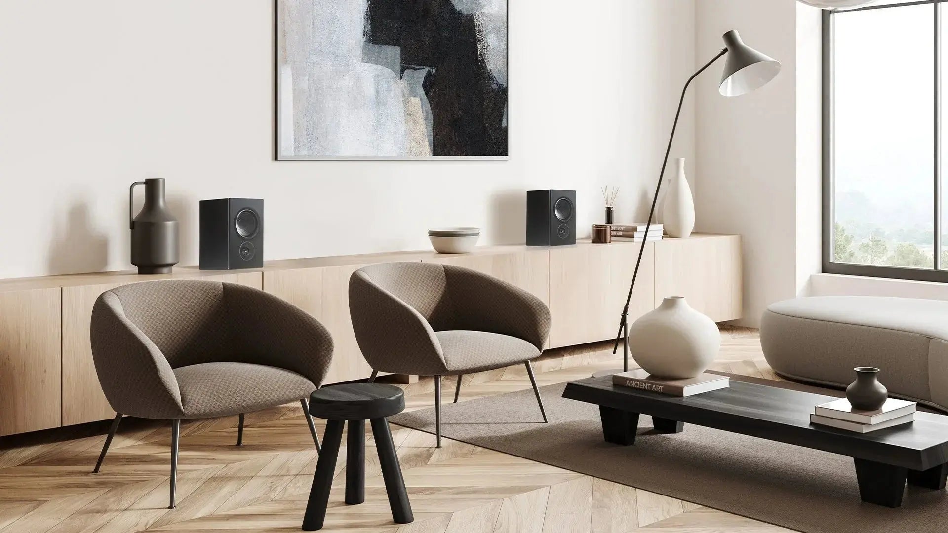 Moderne gebogen fauteuil in grijze bekleding met metalen poten.