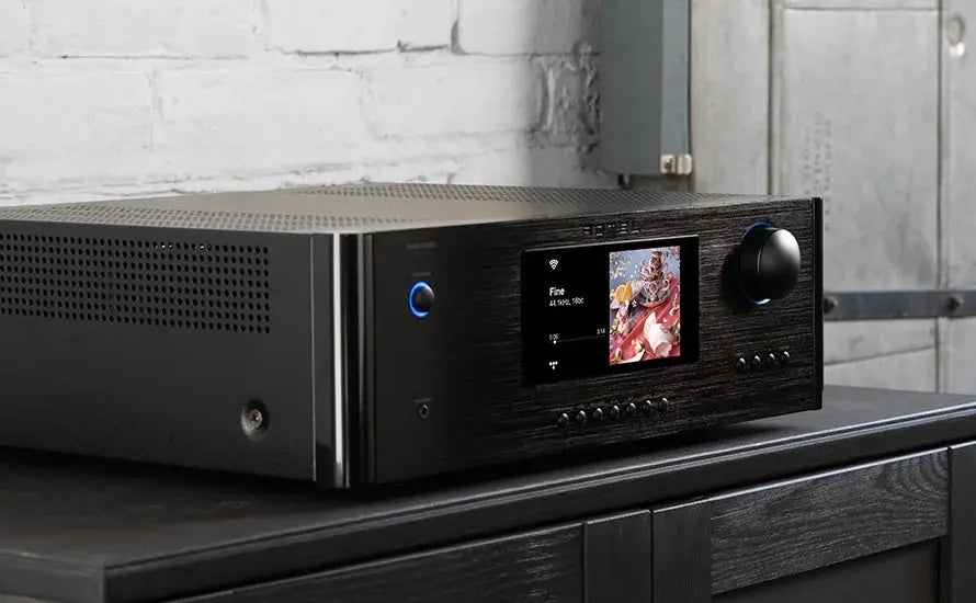 High-end audio/video-ontvanger met een digitaal scherm dat albumillustraties toont.