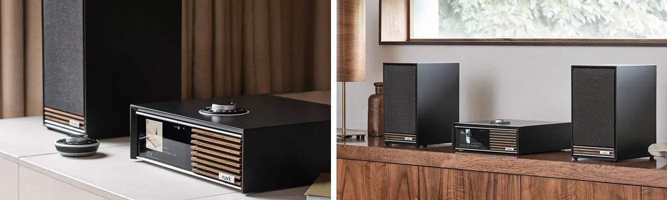 Modern zwart audiomeubel met horizontale houten lameldetails.