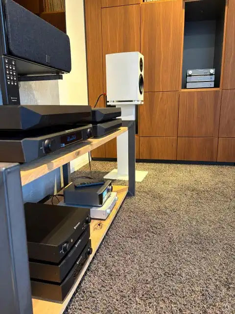 Entertainmentcenter met houten planken voor audio/video-apparatuur.