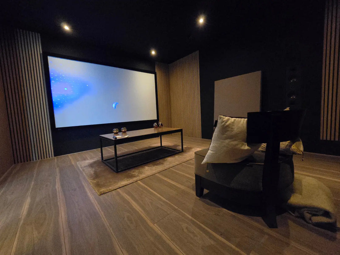 Next Hifi custom-install 7.2.4 home cinema showroom met DALI speakers en McIntosh versterker