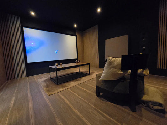 Next Hifi custom-install 7.2.4 home cinema showroom met DALI speakers en McIntosh versterker