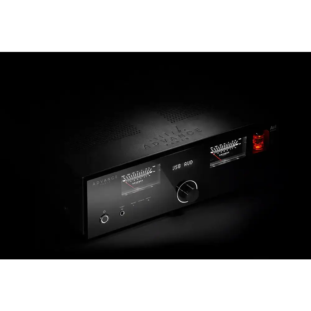 Zwarte audioversterker met rode LED-lampjes en zilveren knoppen, waarschijnlijk een high-end model van Cambridge Audio.