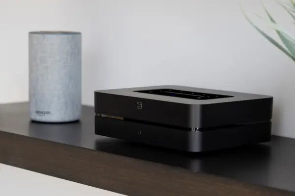 Zwarte rechthoekige doos voor streamingapparaten of mediaspelers met afgeronde hoeken.