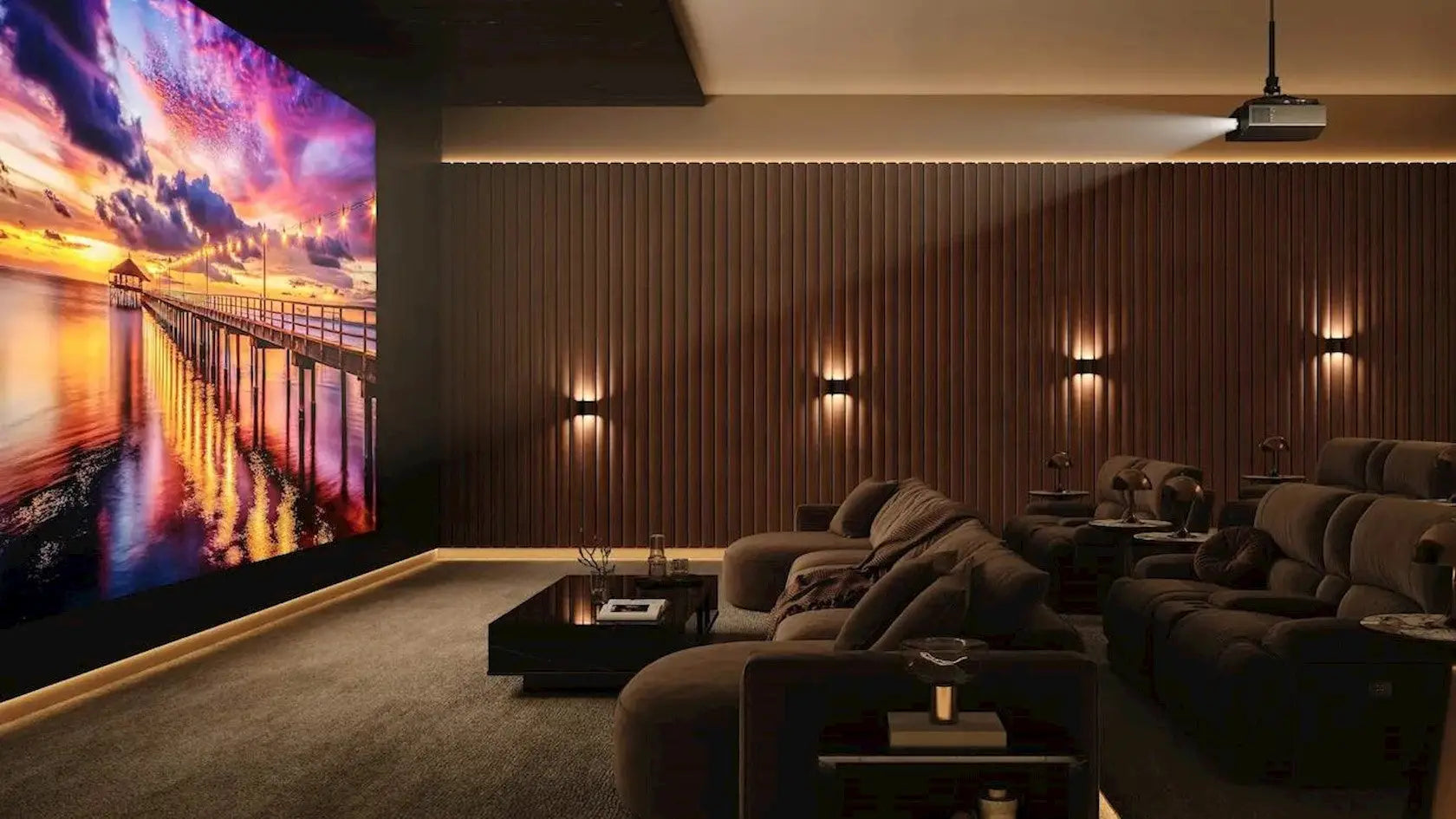 Moderne bruin lederen sectionele bank met pluchen kussens.