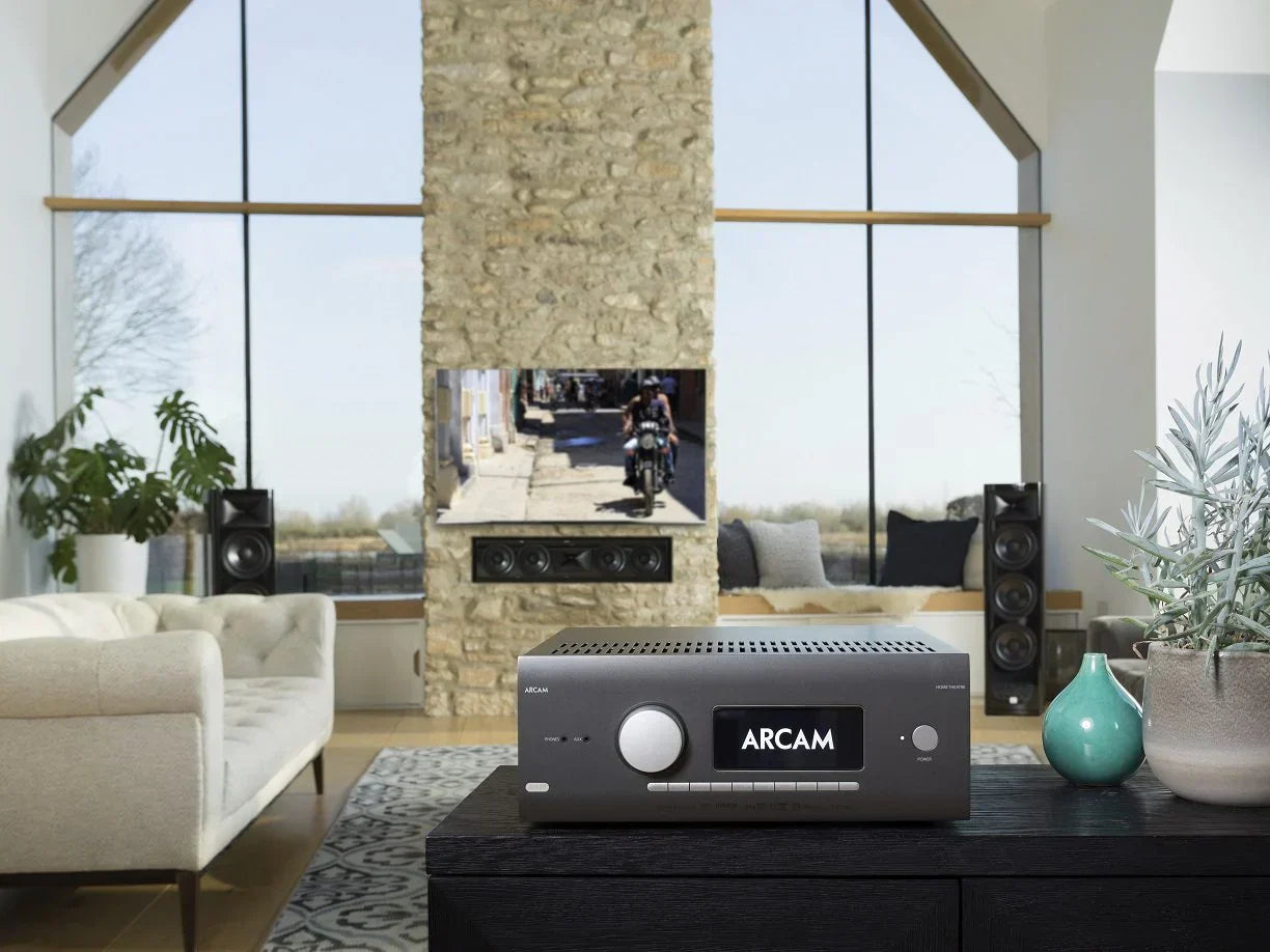 Arcam audio-ontvanger/versterker met een digitaal display op een zwart oppervlak.