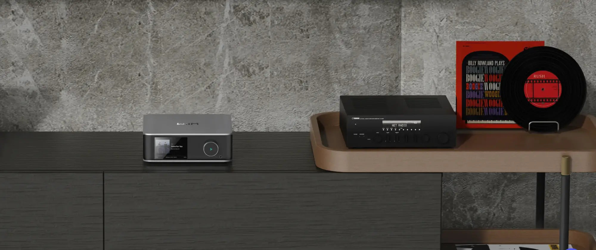 Strak zwart audio- of media-apparaat gemonteerd op een donker oppervlak.